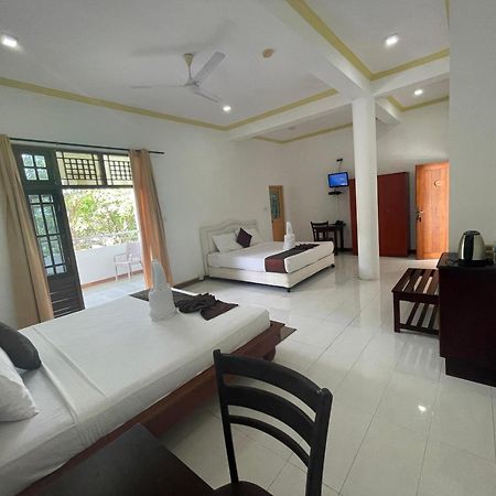 Hotel Sobana Lake Front อุดาวาลาเว ภายนอก รูปภาพ
