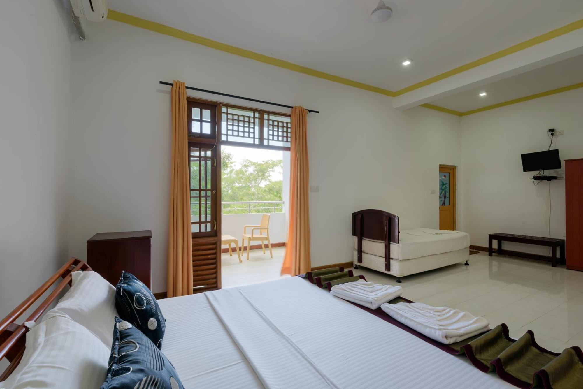 Hotel Sobana Lake Front อุดาวาลาเว ภายนอก รูปภาพ