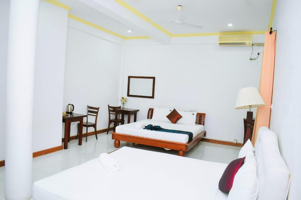 Hotel Sobana Lake Front อุดาวาลาเว ภายนอก รูปภาพ