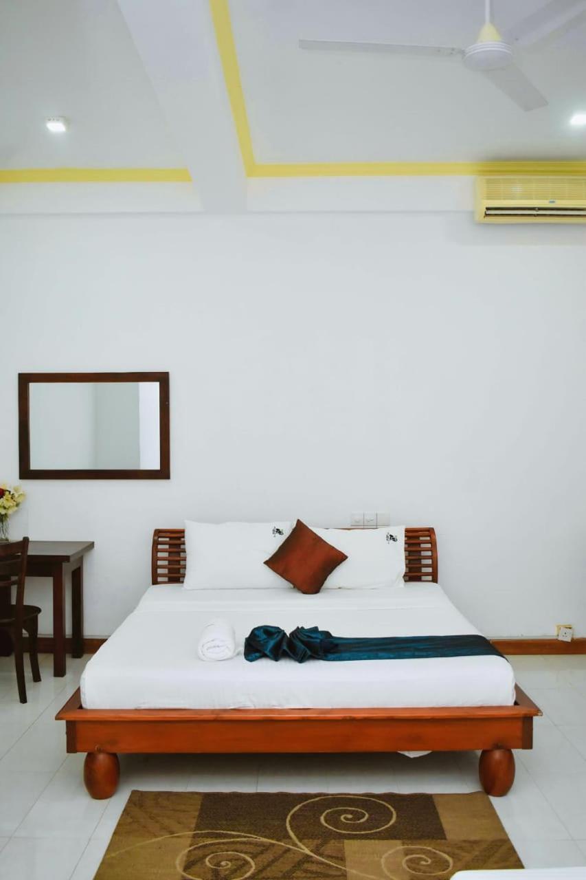Hotel Sobana Lake Front อุดาวาลาเว ภายนอก รูปภาพ