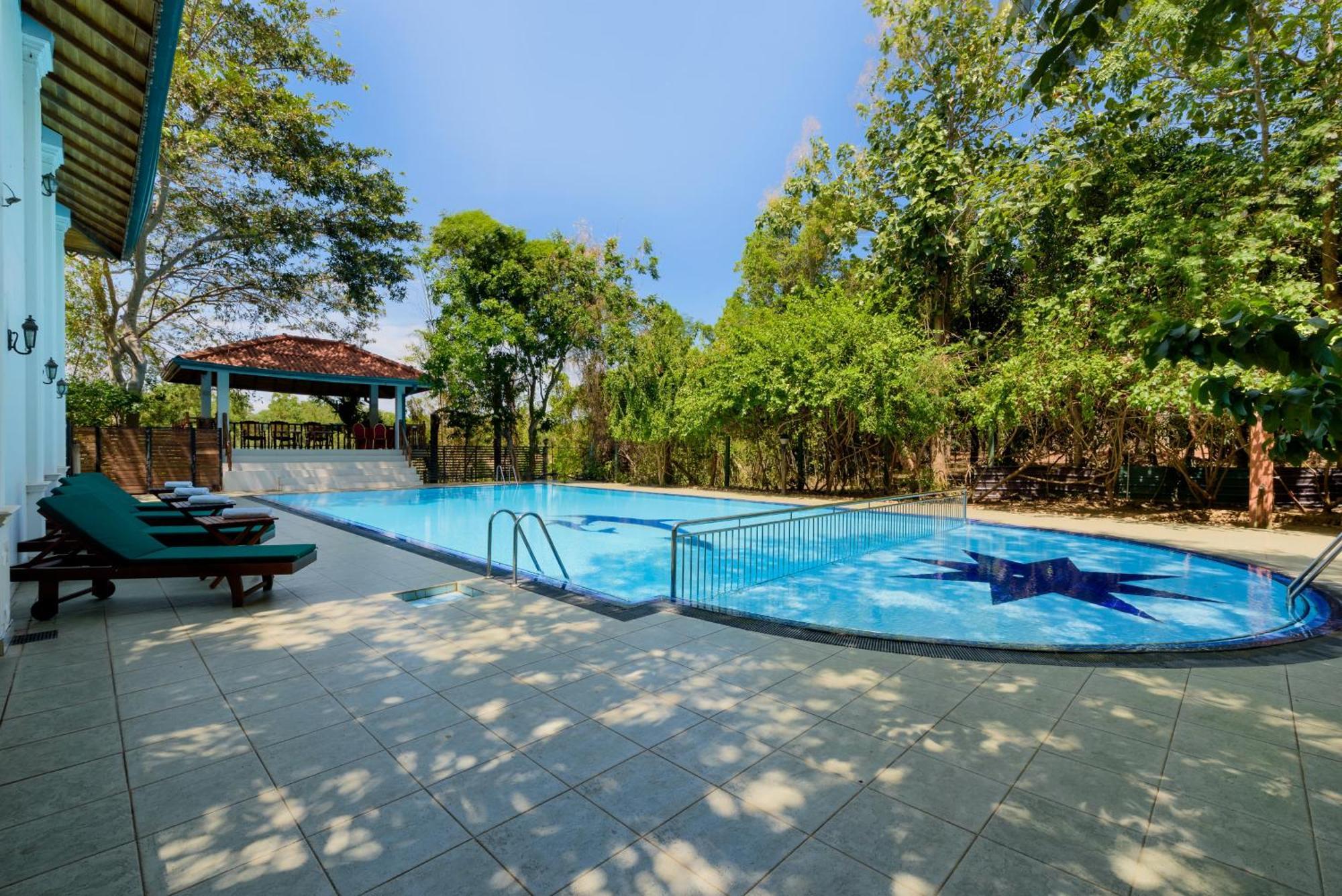 Hotel Sobana Lake Front อุดาวาลาเว ภายนอก รูปภาพ