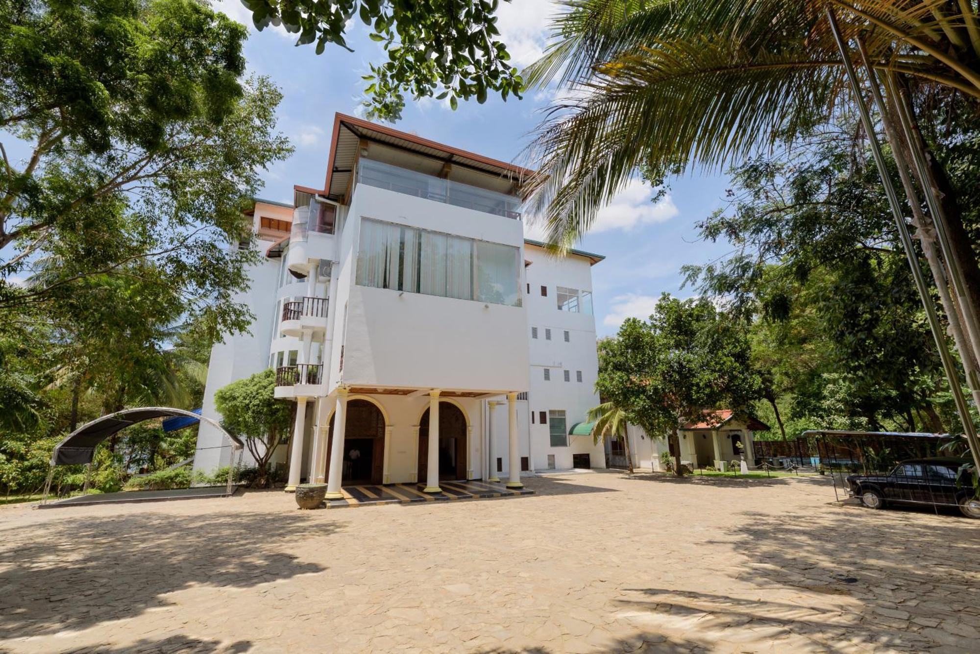 Hotel Sobana Lake Front อุดาวาลาเว ภายนอก รูปภาพ