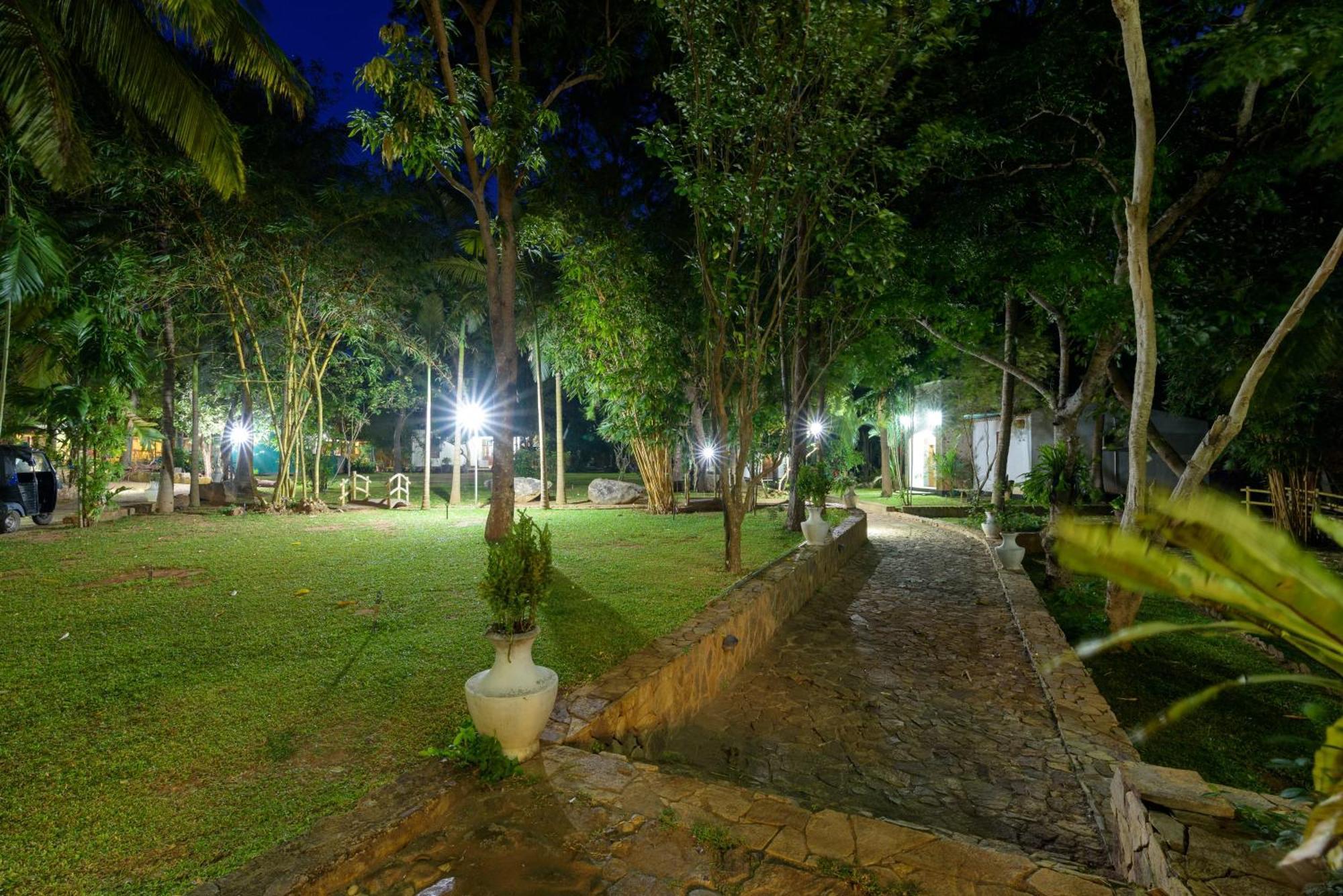 Hotel Sobana Lake Front อุดาวาลาเว ภายนอก รูปภาพ