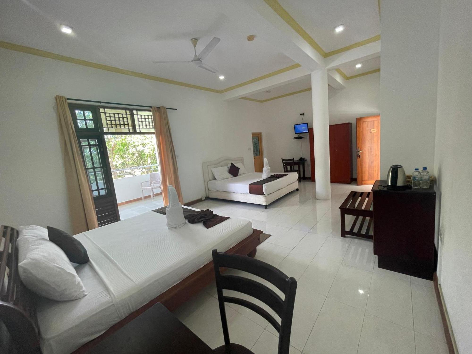 Hotel Sobana Lake Front อุดาวาลาเว ภายนอก รูปภาพ
